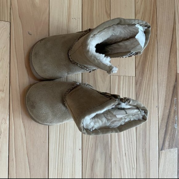 Tan Girls Fuzzy Boots Toddler Size 7 - Picture 1 of 4